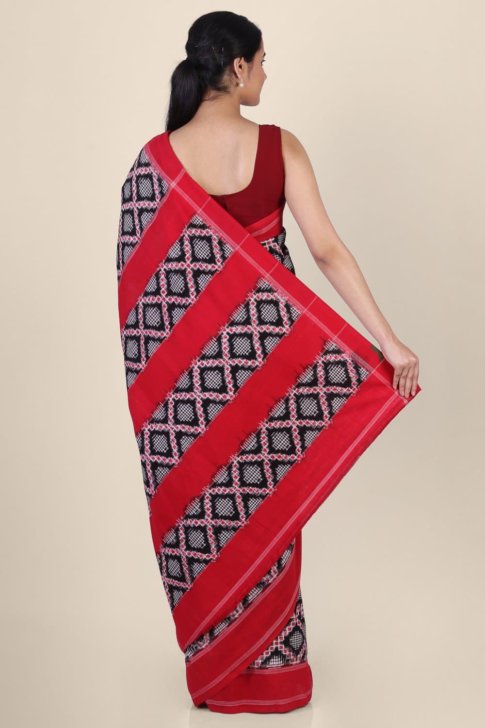  Buy gorgeous black,red telia rumal handwoven ikkat Saree online-karagiri