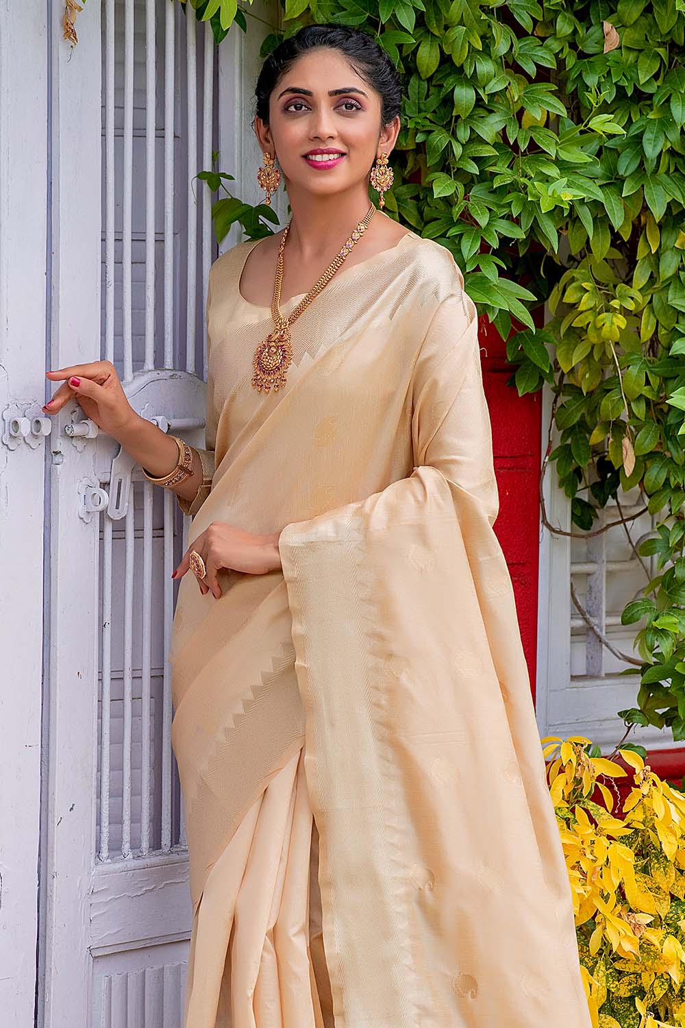 Buy Cream Banarasi Saree With Matching Blouse Piece Online - Kalki Fashion