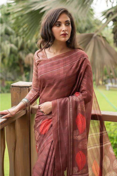 Beautiful Indian woman wearing red saree standing outside a door next to  brick wall. Copy space Stock Photo - Alamy