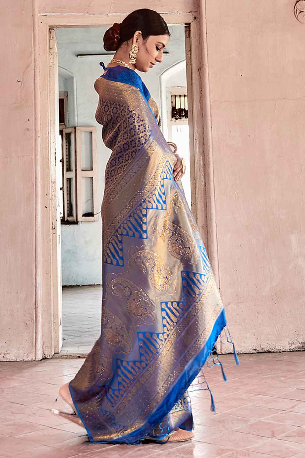 Engineer Makes Sarees With Water Hyacinths, the 'Terror of Bengal'