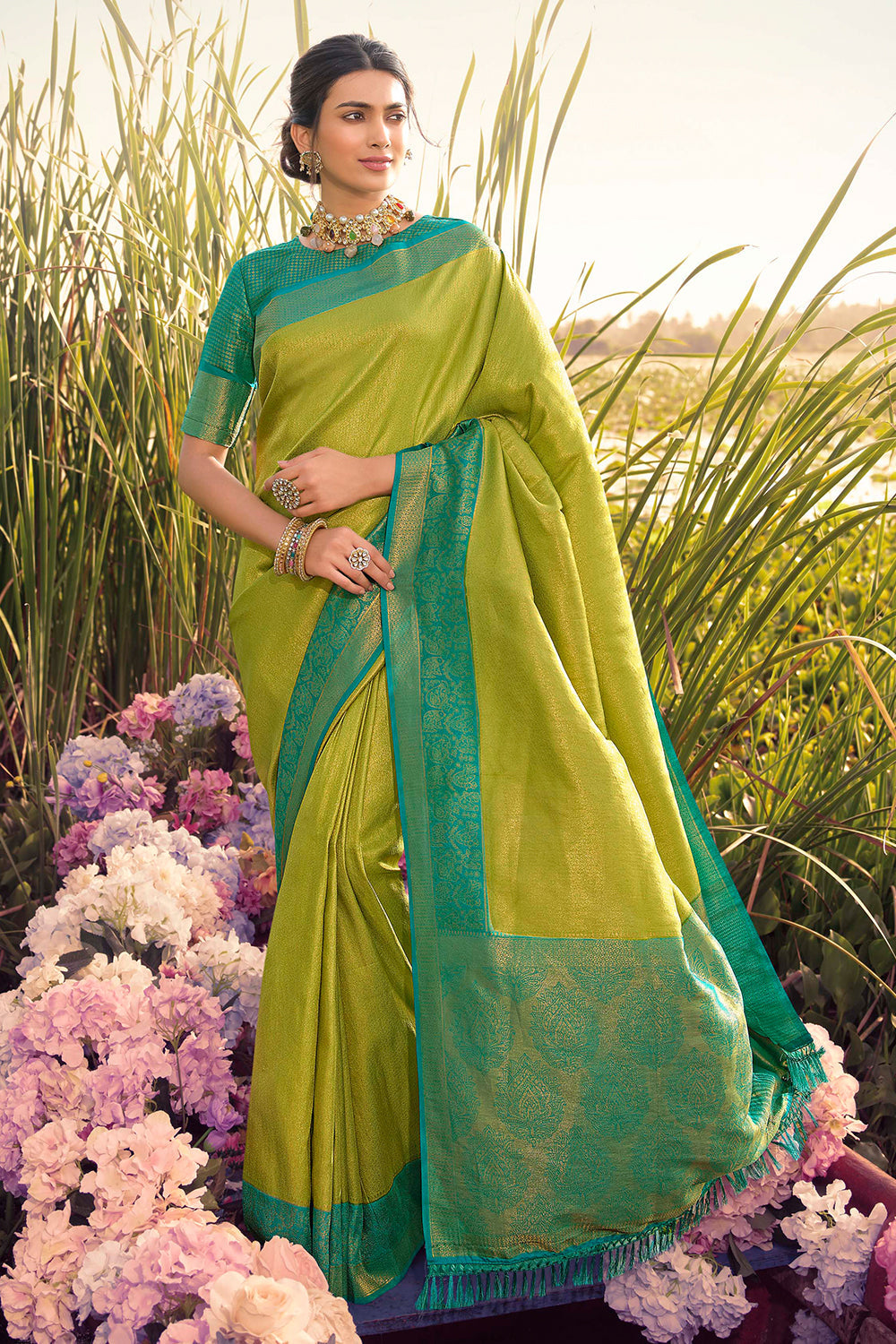 Profuse Dark Green Kanjivaram Silk Saree With Exuberant Blouse Piece –  LajreeDesigner