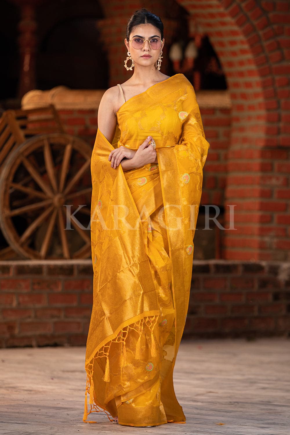 Buy south silk sarees online on karagiri.com at best price. Free shipping  to USA, UK, Singapore, Malaysia… | South silk sarees, Silk sarees, South  indian silk saree